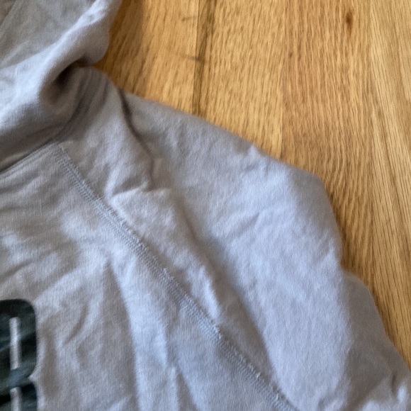 Under Armour sweatshirt, thinner material w front pocket - Picture 6 of 7